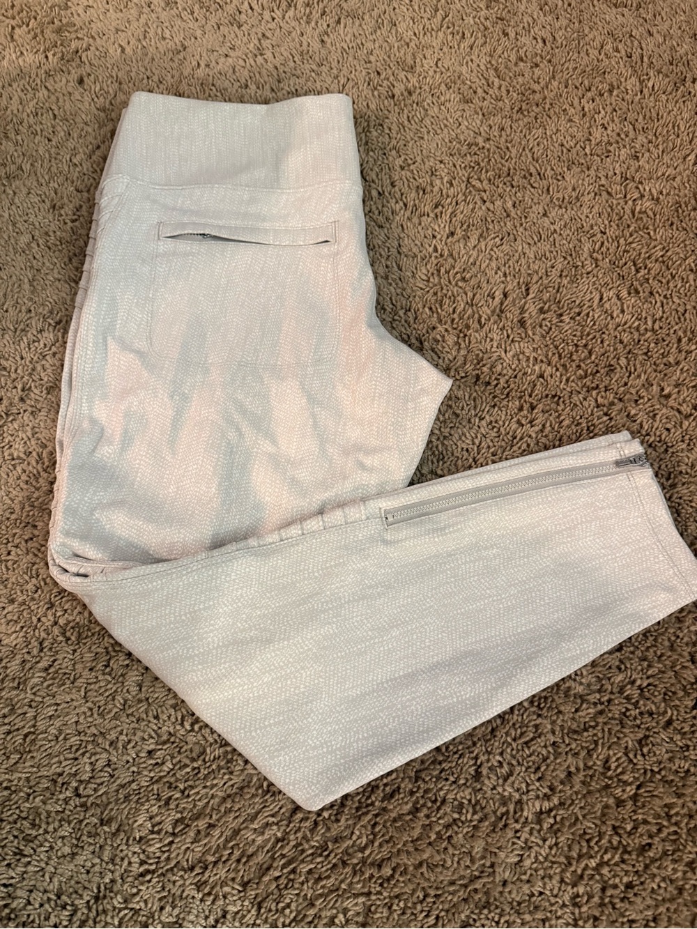 Light White Performance Leggings with Zipper Detail